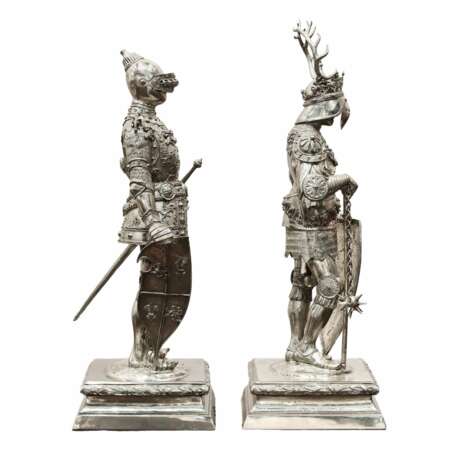 Пара выдающихся кабинетных фигур рыцарей в серебре, мастеров Hanau 19 века. Neresheimer - фото 4