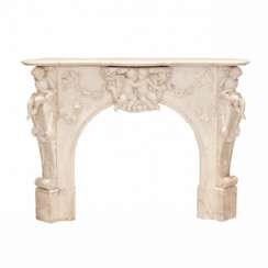 Cheminee fran&ccedil;aise en marbre blanc aux amours, de style Louis XV. XIXe si&egrave;cle 