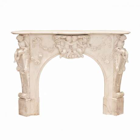 Cheminee fran&ccedil;aise en marbre blanc aux amours de style Louis XV. XIXe si&egrave;cle Marbre 129 - photo 2