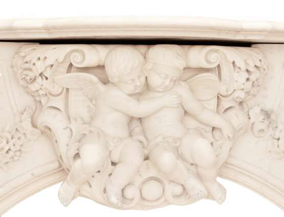 French white marble fireplace with cupids Louis XV style. 19th century Marble 129 - photo 7