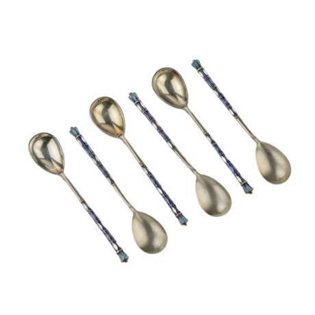 A set of teaspoons decorated with enamel in the original case. Moscow 1908-1917. - Foto 2