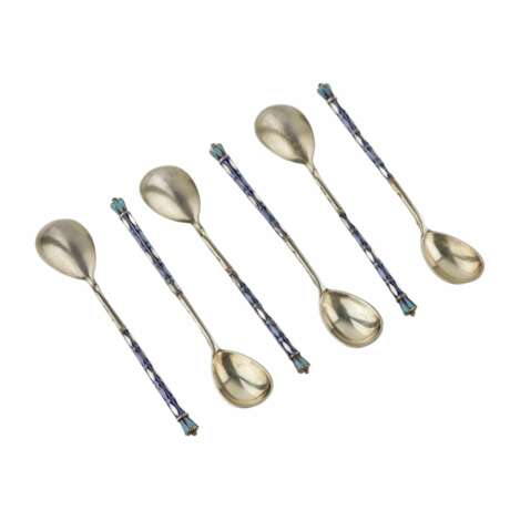 A set of teaspoons decorated with enamel in the original case. Moscow 1908-1917. - Foto 3