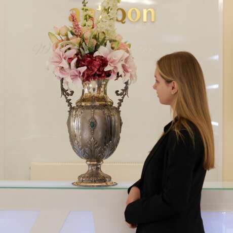 Grand vase en argent en forme d`amphore. Italie. 20ième siècle. - photo 3