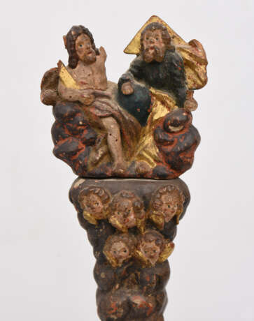 BAROCKE DREIFALTIGKEITSSÄULE, beschnitztes bemaltes und goldstaffiertes Holz, 19./20. Jahrhundert - photo 2