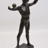 H. BÜGLER, Athletischer Ballspieler, Bronze, signiert, 20. Jahrhundert - фото 2