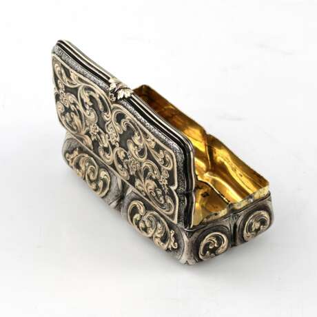 Russian silver snuffbox with gold decor. Mid 19th century. - Foto 4