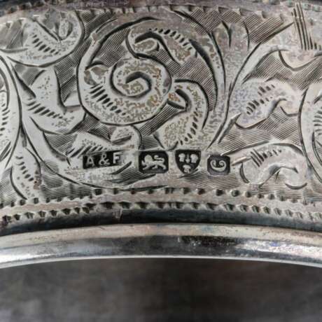 Шесть английских серебряных колец для салфеток, в оригинальном кофре. - фото 7