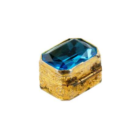 Pill box of gilded metal, with a large blue stone on the lid. Early 20th century. - photo 2