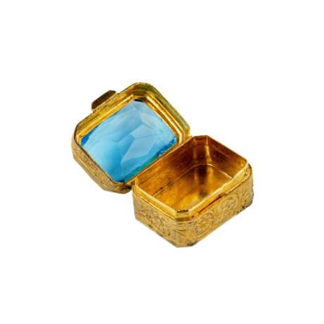 Pilulier en metal dore, avec une grosse pierre bleue sur le couvercle. Debut du 20ème siècle. - photo 3