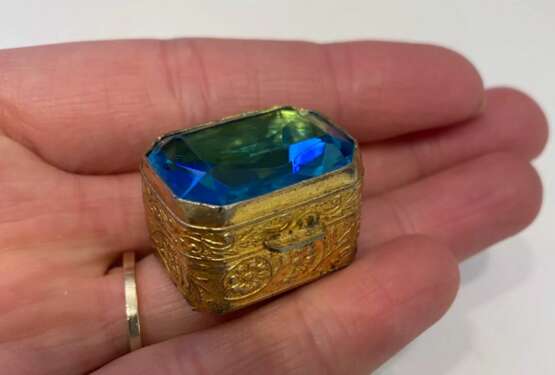 Pill box of gilded metal, with a large blue stone on the lid. Early 20th century. - Foto 5
