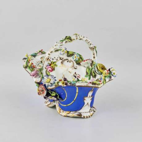 Porcelain vase-basket with molded flowers. - photo 6