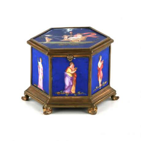 Brass box with muses, on porcelain panels. - Foto 1