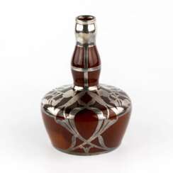 Un elegant vase en porcelaine dans une tresse dargent dans le style Art Nouveau. Couronne Staffordshire.