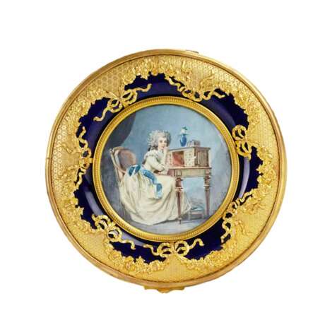 Круглая, фарфоровая шкатулка с миниатюрой в стиле Людовика XVI. - фото 2