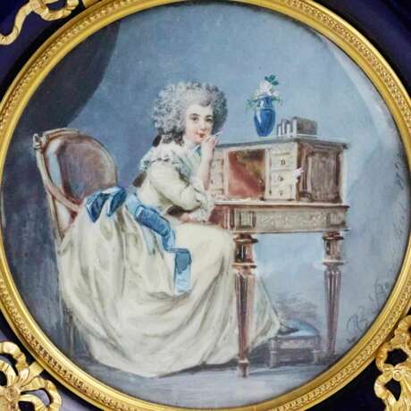 Boîte ronde en porcelaine avec miniature de style Louis XVI. - photo 3