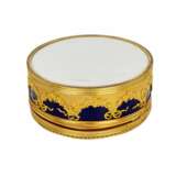 Boîte ronde en porcelaine avec miniature de style Louis XVI. - photo 7
