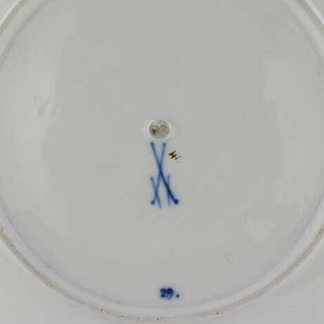 Plat en porcelaine bleu cobalt et or. Meissen. 20ième siècle. - photo 4