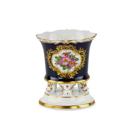 A small vase on four figured legs resting on a round pedestal. Meissen manufactory. - photo 1