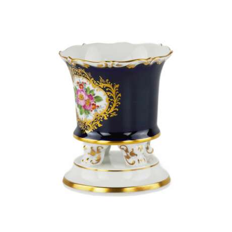 A small vase on four figured legs resting on a round pedestal. Meissen manufactory. - photo 2