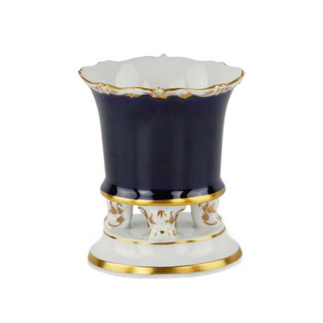 A small vase on four figured legs resting on a round pedestal. Meissen manufactory. - Foto 3