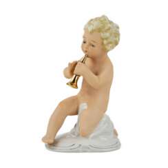 Une figurine d un putti jouant de la musique sur une pipe.