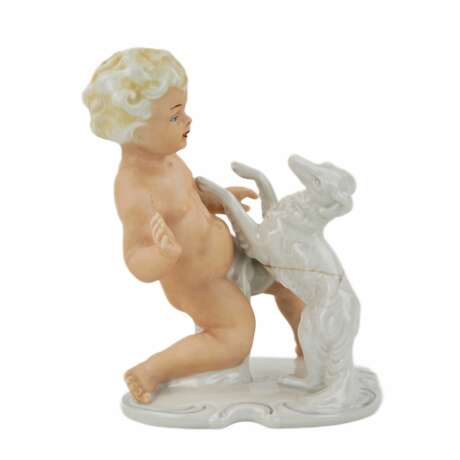 Figurine en porcelaine de Putti jouant avec un chien. Allemagne. - photo 2