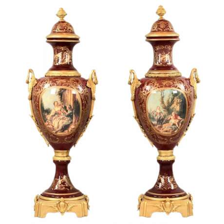 Пара фарфоровых напольных ваз с золоченой бронзой в стиле Людовика XVI. Франция. 1920 век. - фото 1