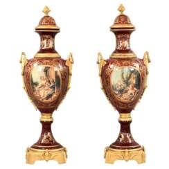 Paire de vases de sol en porcelaine et bronze doré de style Louis XVI. France. 1920ème siècle.