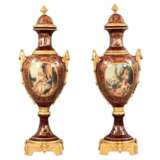 Пара фарфоровых напольных ваз с золоченой бронзой в стиле Людовика XVI. Франция. 1920 век. - фото 1