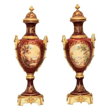 Пара фарфоровых напольных ваз с золоченой бронзой в стиле Людовика XVI. Франция. 1920 век. - фото 2