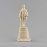 Ivory figure of a gentleman in a cocked hat. - Foto 1
