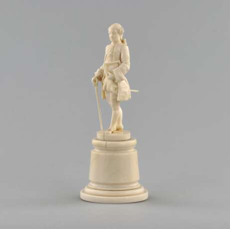 Ivory figure of a gentleman in a cocked hat. - Foto 2