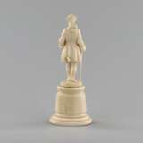 Ivory figure of a gentleman in a cocked hat. - Foto 4
