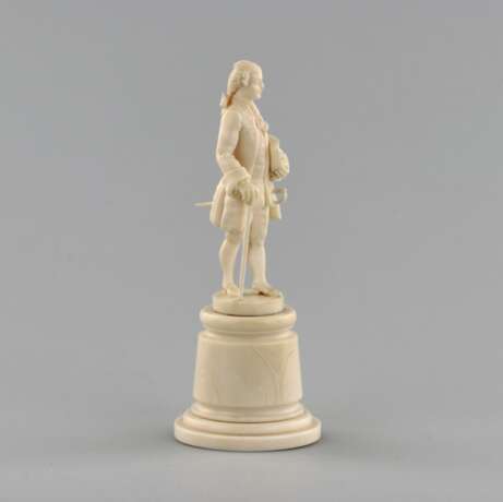 Ivory figure of a gentleman in a cocked hat. - Foto 6