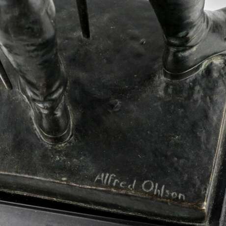 Bronze figure of an officer. Alfred Olson. - Foto 7