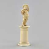 Carved ivory figurine of a boy with a bird 1800s. - Foto 1