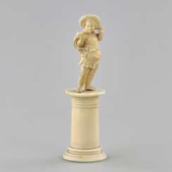 Figurine en ivoire sculpte dun garçon avec un oiseau des annees 1800.