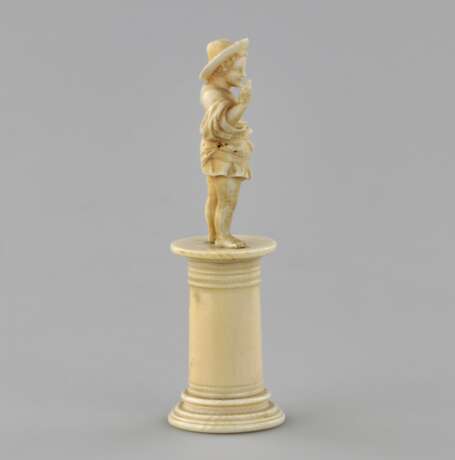 Figurine en ivoire sculpte dun garçon avec un oiseau des annees 1800. - photo 2