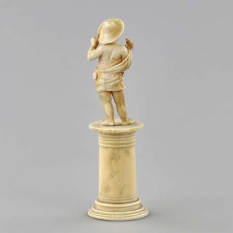 Carved ivory figurine of a boy with a bird 1800s. - Foto 3
