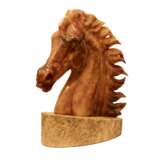 Horse head on a pedestal. - Foto 1