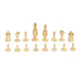 Set of chess pieces. Bone, painted bone. Europe 19th century. - Foto 2