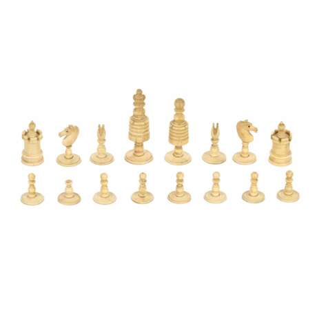 Set of chess pieces. Bone, painted bone. Europe 19th century. - Foto 2