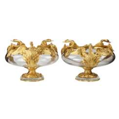 Paire de vases ronds en verre coule et bronze dore à motif de cygnes. France 20ème siècle.