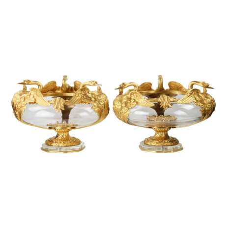 Paire de vases ronds en verre coule et bronze dore à motif de cygnes. France 20ème siècle. - photo 3