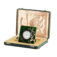 Horloge de table en or, argent et jade. Modèle de K. Fabergé. Russie. 20ième siècle.