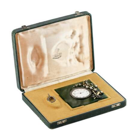 Horloge de table en or, argent et jade. Modèle de K. Fabergé. Russie. 20ième siècle. - photo 6