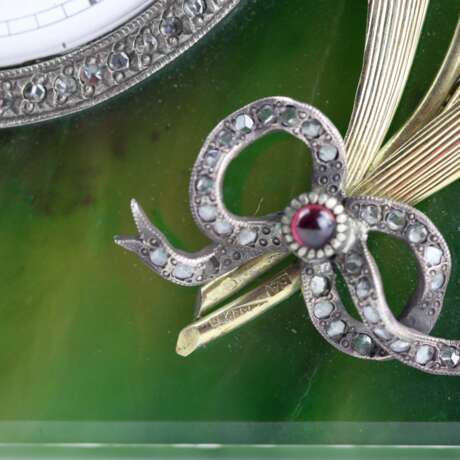 Horloge de table en or, argent et jade. Modèle de K. Fabergé. Russie. 20ième siècle. - photo 9