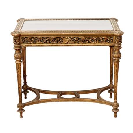 Table-vitrine sculptee en bois dore, dans l`esprit Napoleon III, fin XIXe siècle. - photo 2