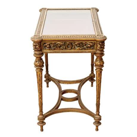 Table-vitrine sculptee en bois dore, dans l`esprit Napoleon III, fin XIXe siècle. - photo 3