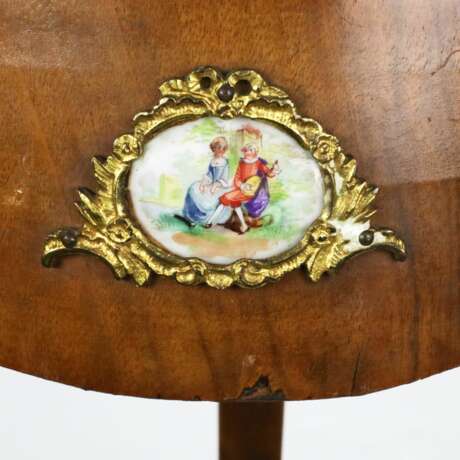 Консольный столик с фарфоровыми медальонами и латунно-бронзовым декором, в стиле третьего рококо. - фото 5